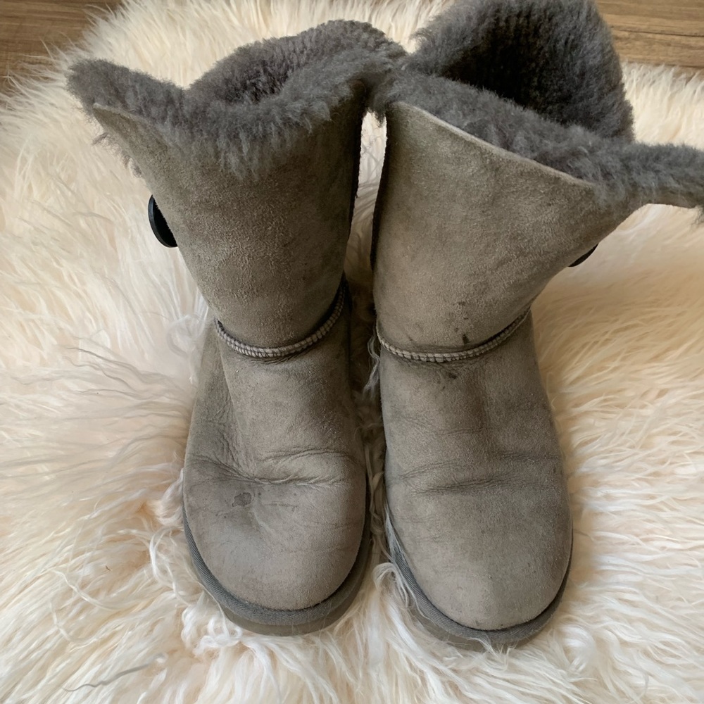 (SOLD) Women’s Gray Classic Short Boots (9)